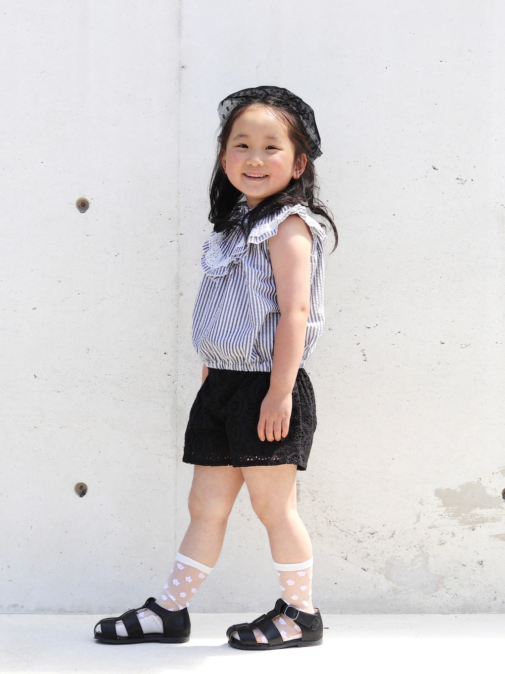 ブラック系のシャツ/ブラウス、ブラック系のその他パンツ、ブラック系のサンダルを着用したキッズの春コーディネートの2枚目の写真