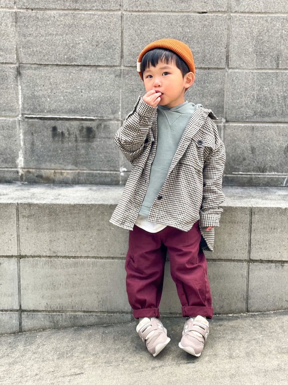 グリーン系のパーカー、ベージュ系のシャツ/ブラウス、ホワイト系のタンクトップを着用したキッズの秋コーディネートの2枚目の写真