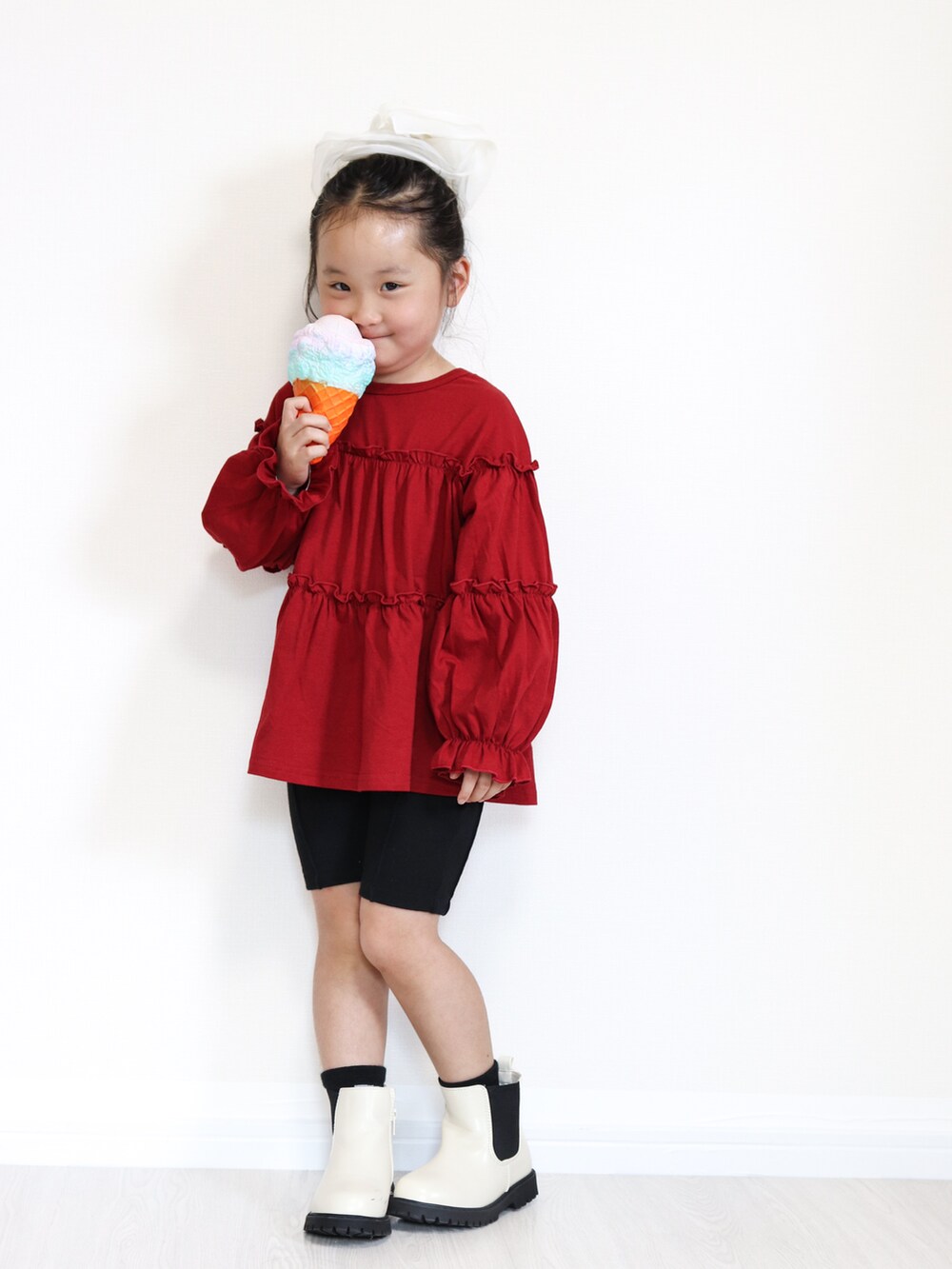 ブラック系のその他パンツ、ホワイト系のブーツ、レッド系のTシャツ/カットソーを着用したキッズの秋コーディネートの3枚目の写真