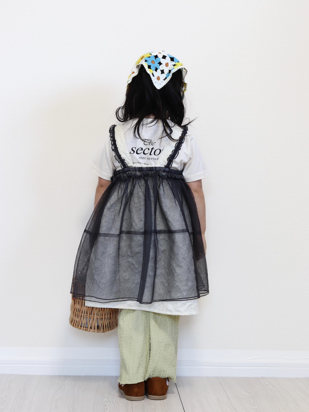 ホワイト系のワンピース、ホワイト系のTシャツ/カットソー、グレー系のTシャツ/カットソーを着用したキッズの春コーディネートの3枚目の写真