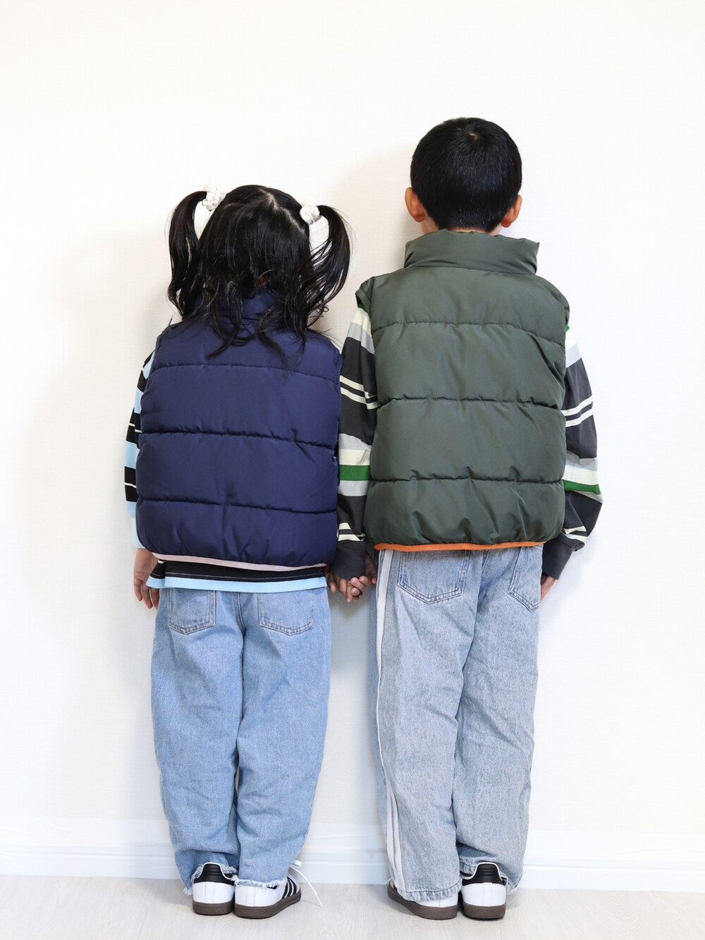 ホワイト系のスニーカー、ホワイト系のスニーカー、ブルー系のTシャツ/カットソーを着用したキッズの秋コーディネートの3枚目の写真