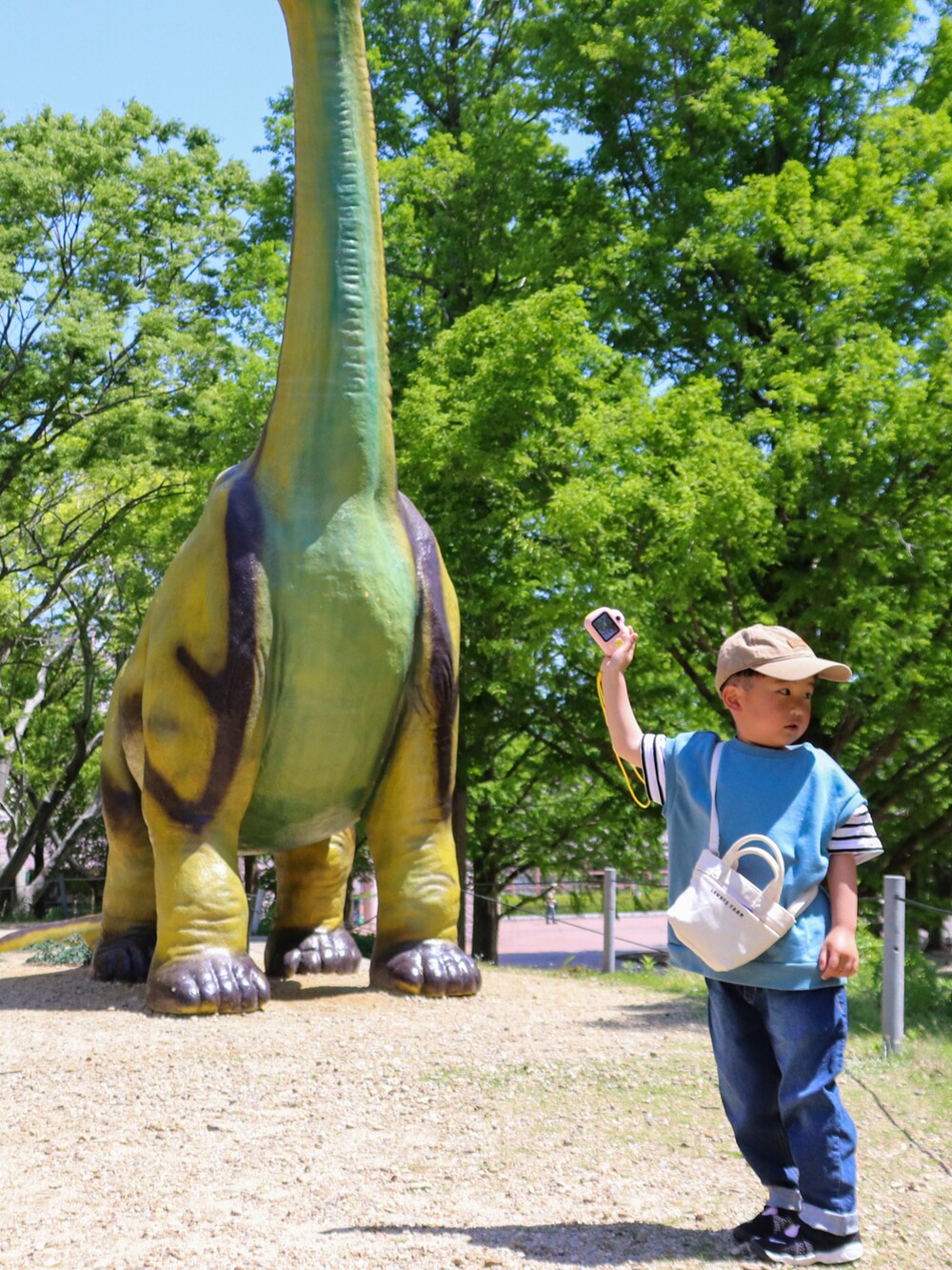 ブラック系のTシャツ/カットソー、ブルー系のTシャツ/カットソー、ブルー系のデニムパンツを着用したキッズの春コーディネートの4枚目の写真