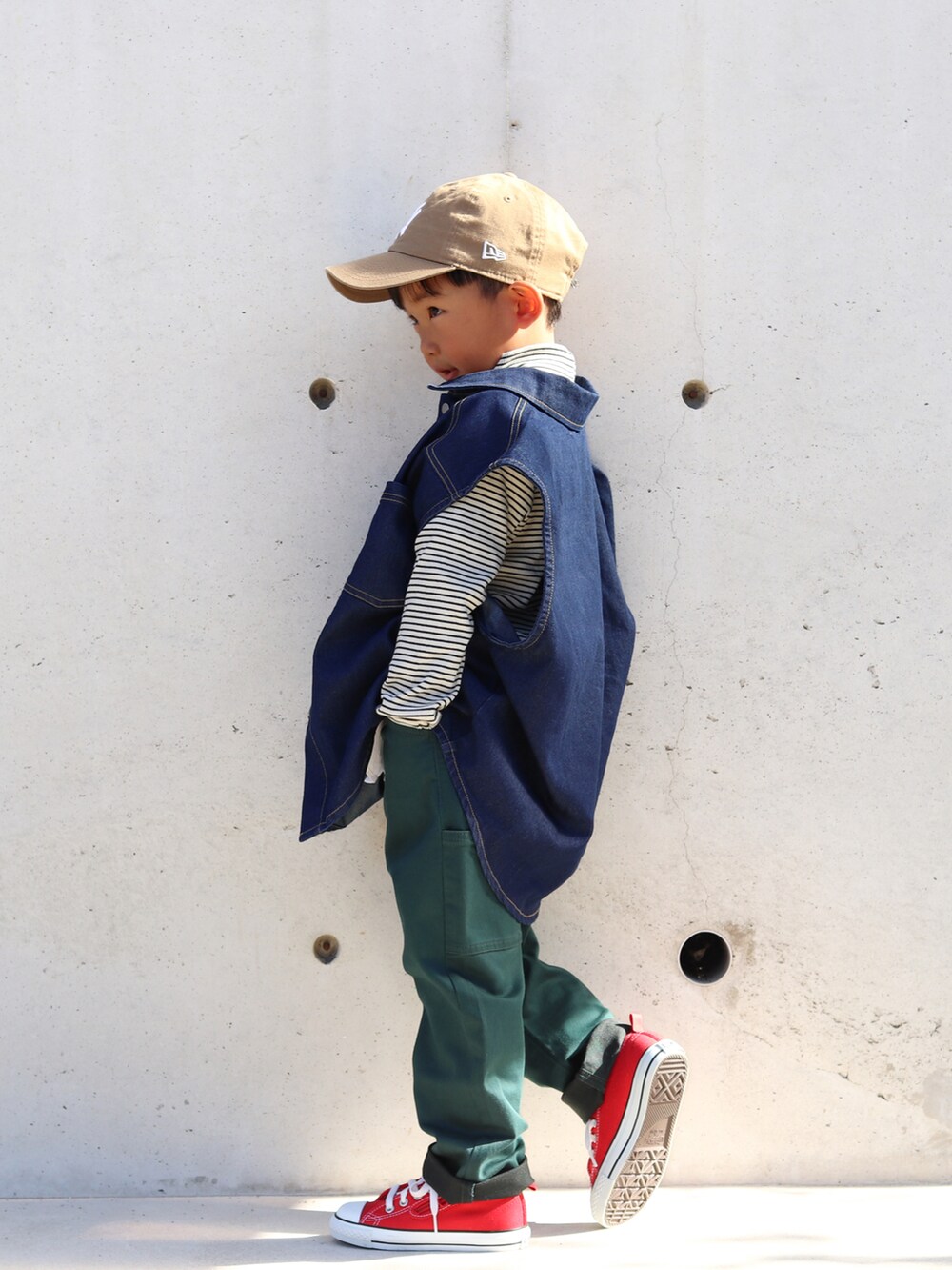 ホワイト系のトップス、ホワイト系のシャツ/ブラウス、ブルー系のベストを着用したキッズの秋コーディネートの2枚目の写真