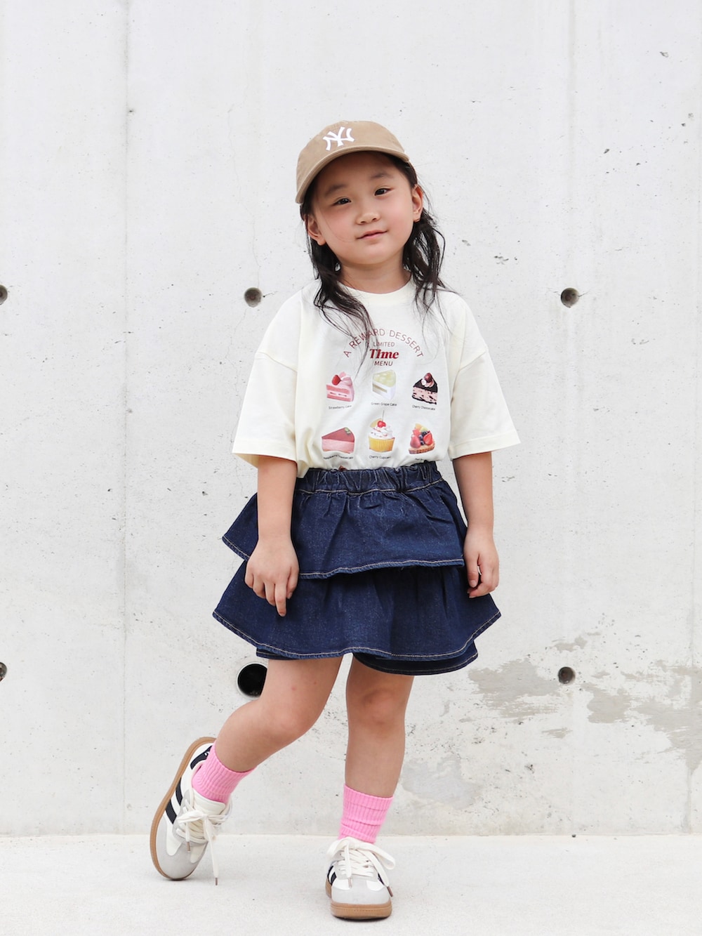 ホワイト系のスニーカー、ホワイト系のTシャツ/カットソー、ブルー系のデニムパンツを着用したキッズの夏コーディネートの2枚目の写真