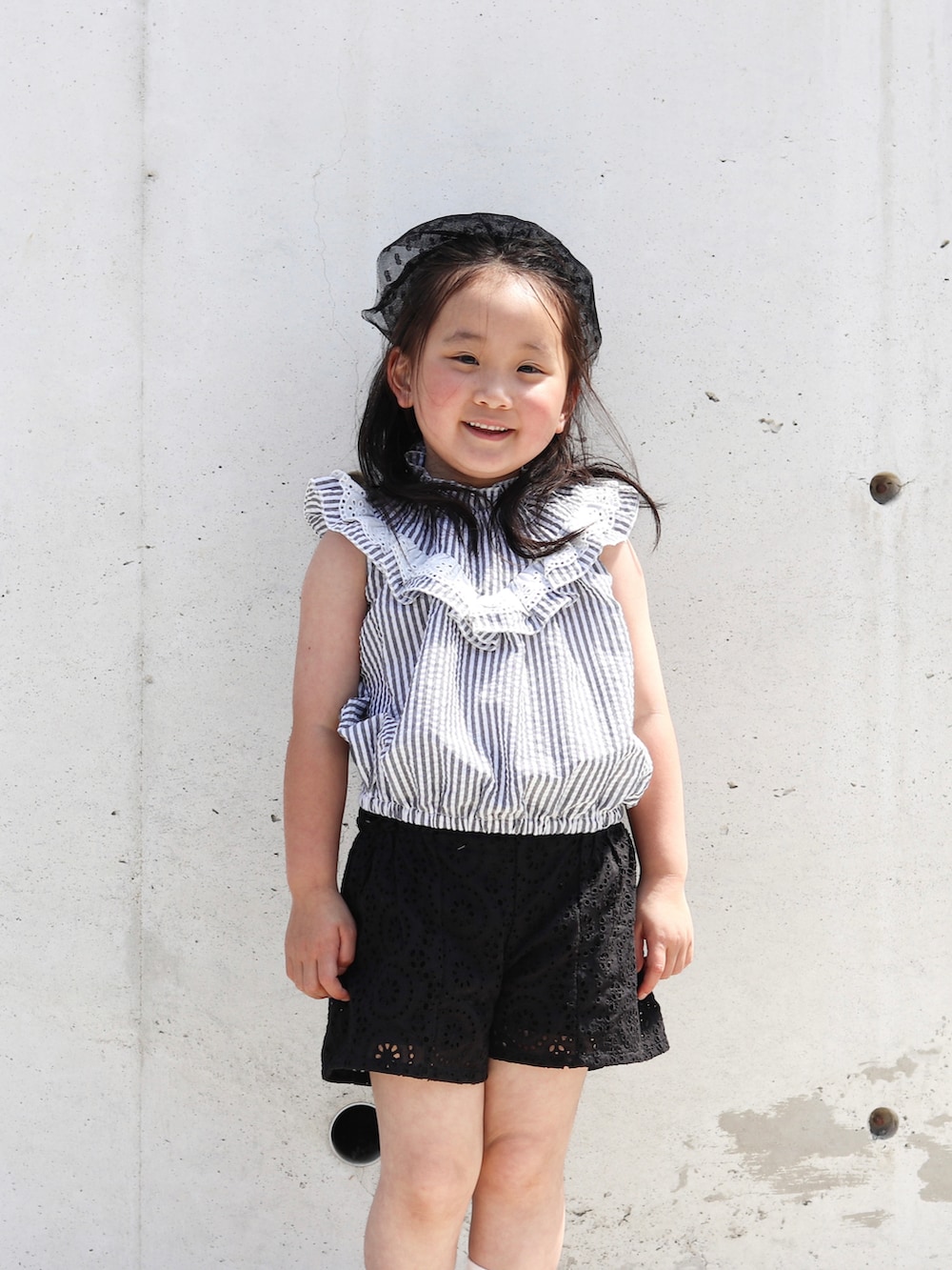 ブラック系のシャツ/ブラウス、ブラック系のその他パンツ、ブラック系のサンダルを着用したキッズの春コーディネートの3枚目の写真