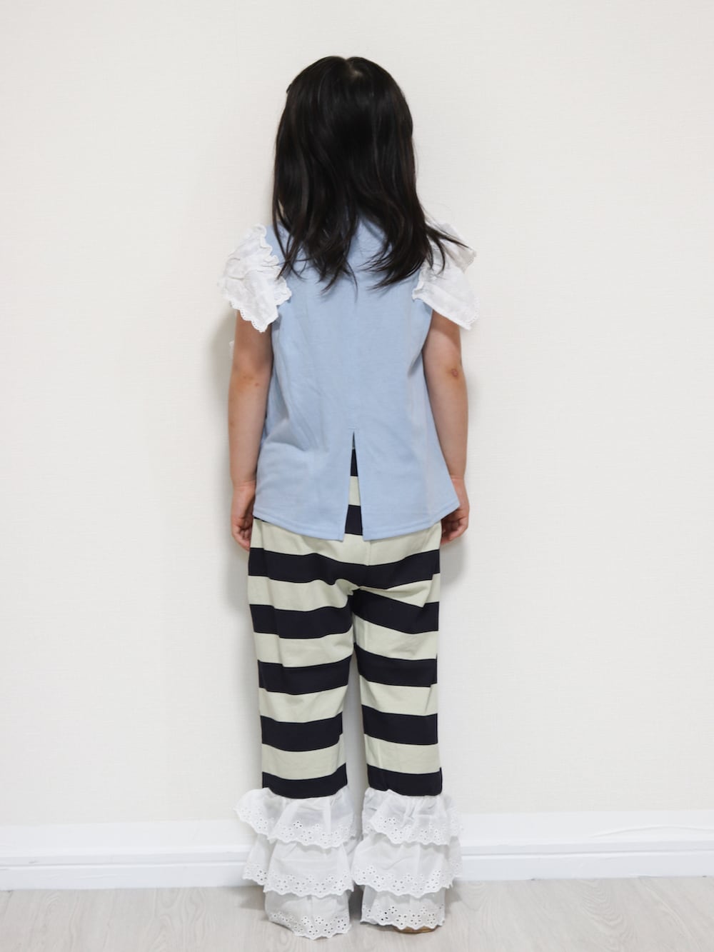 ブルー系のTシャツ/カットソー、ブラック系のその他パンツ、シルバー系のサンダルを着用したキッズの夏コーディネートの3枚目の写真