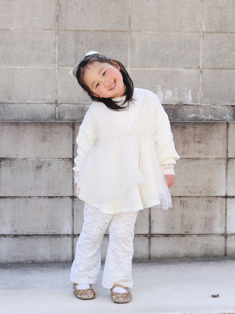 ホワイト系のシャツ/ブラウス、ホワイト系のチュニック、ホワイト系のその他パンツを着用したキッズの春コーディネートの2枚目の写真