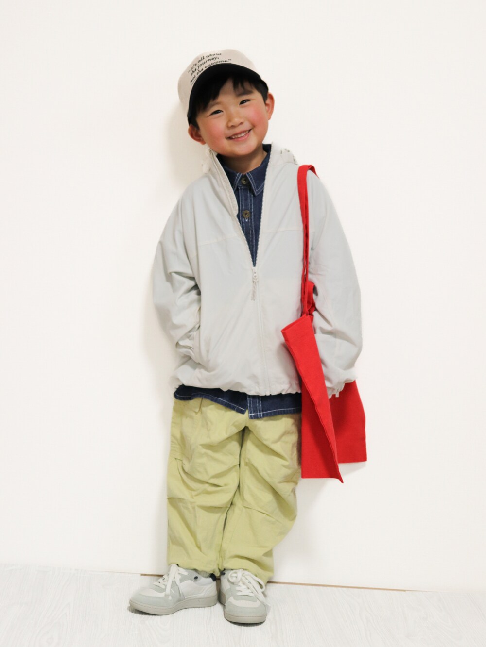 ホワイト系のジャケット/アウター、ブルー系のシャツ/ブラウス、イエロー系のカーゴパンツを着用したキッズの春コーディネートの2枚目の写真
