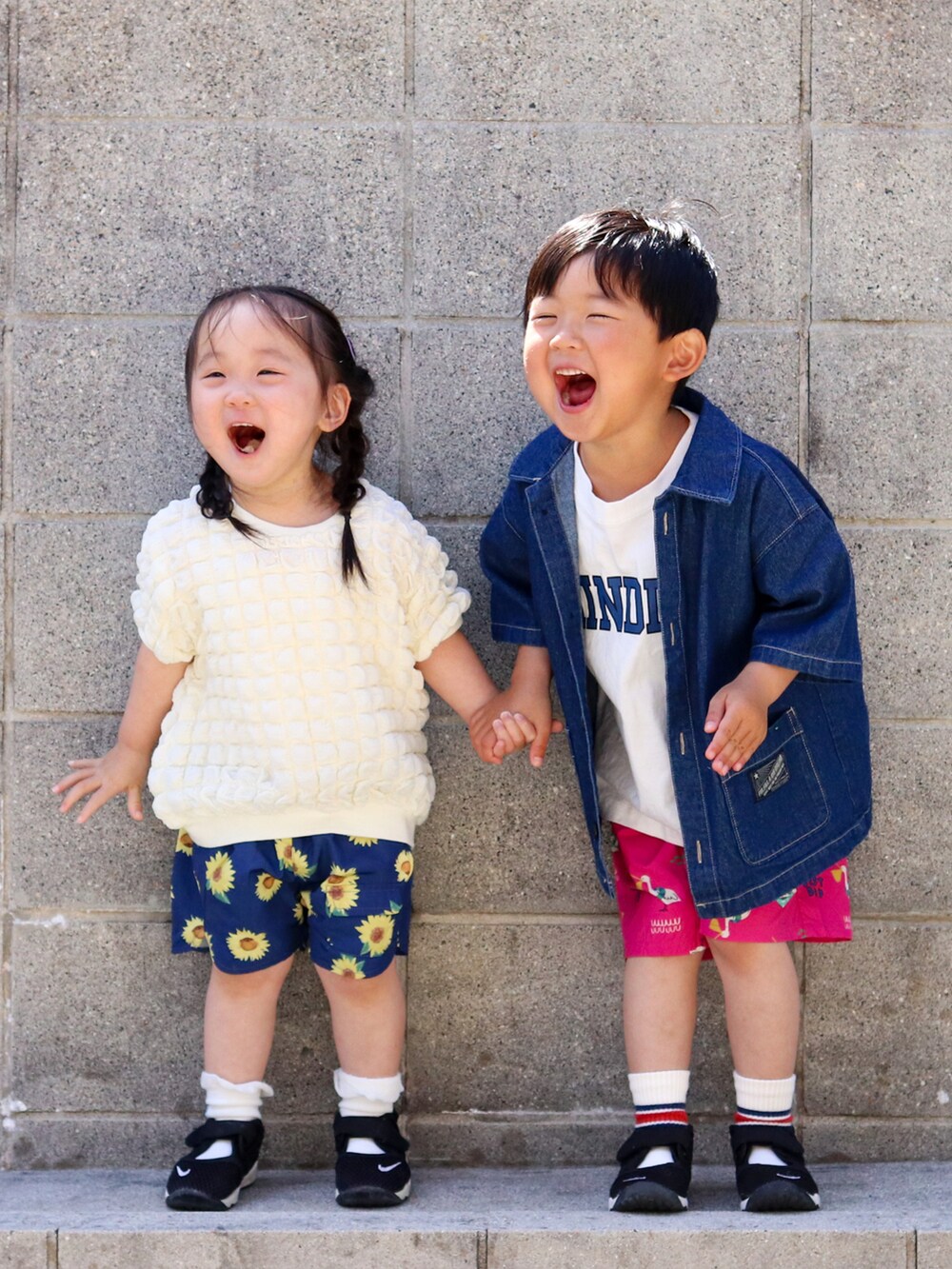 ブルー系のその他パンツ、レッド系のその他パンツ、ホワイト系のTシャツ/カットソーを着用したキッズの春コーディネートの3枚目の写真