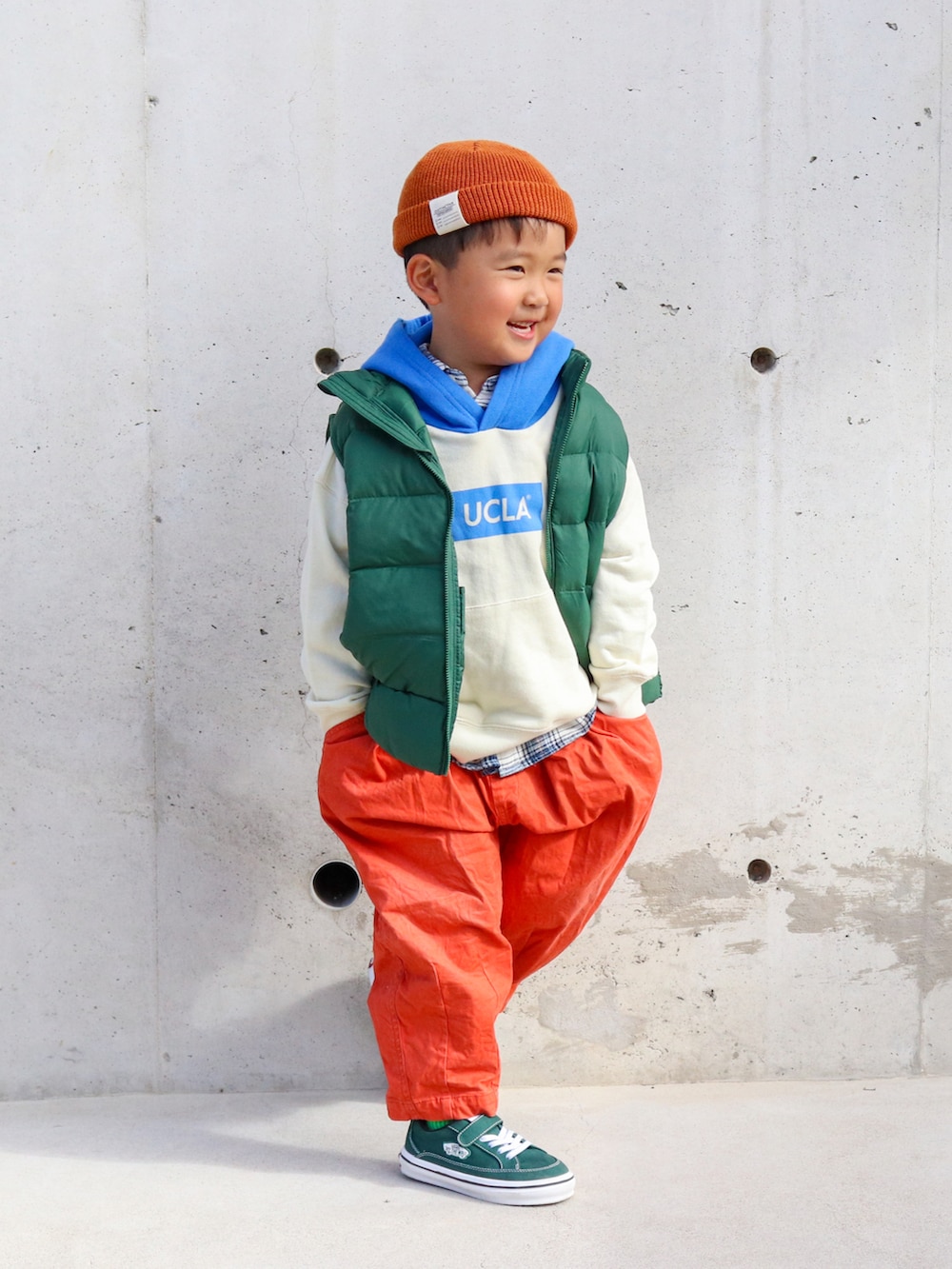 ホワイト系のパーカー、ブルー系のシャツ/ブラウス、グリーン系のダウンベストを着用したキッズの冬コーディネートの3枚目の写真