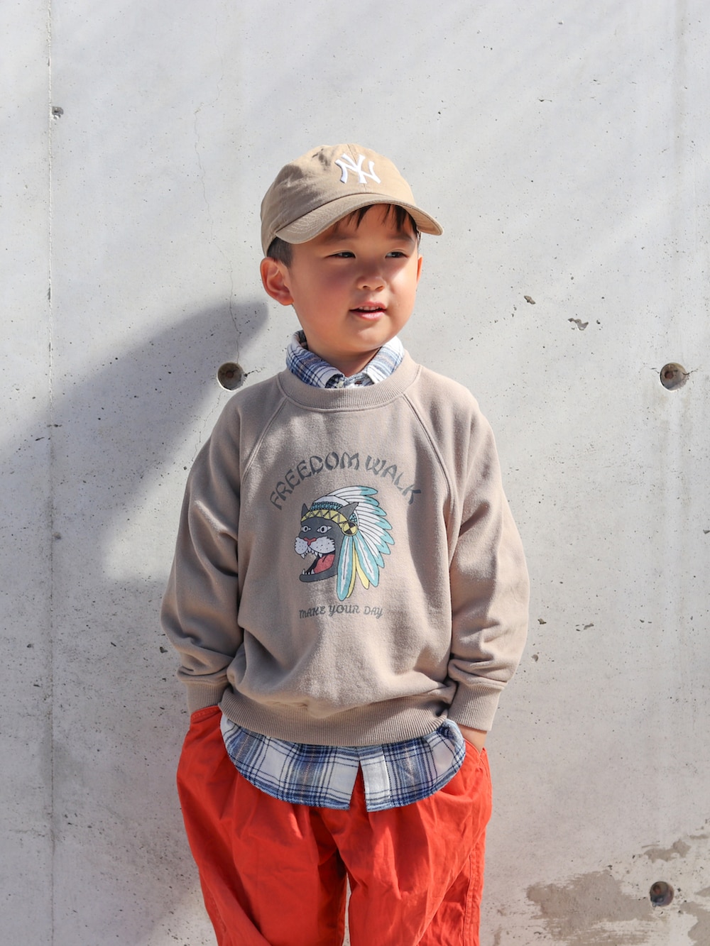 ブラウン系のスウェット、ブルー系のシャツ/ブラウス、オレンジ系のその他パンツを着用したキッズの秋コーディネートの3枚目の写真