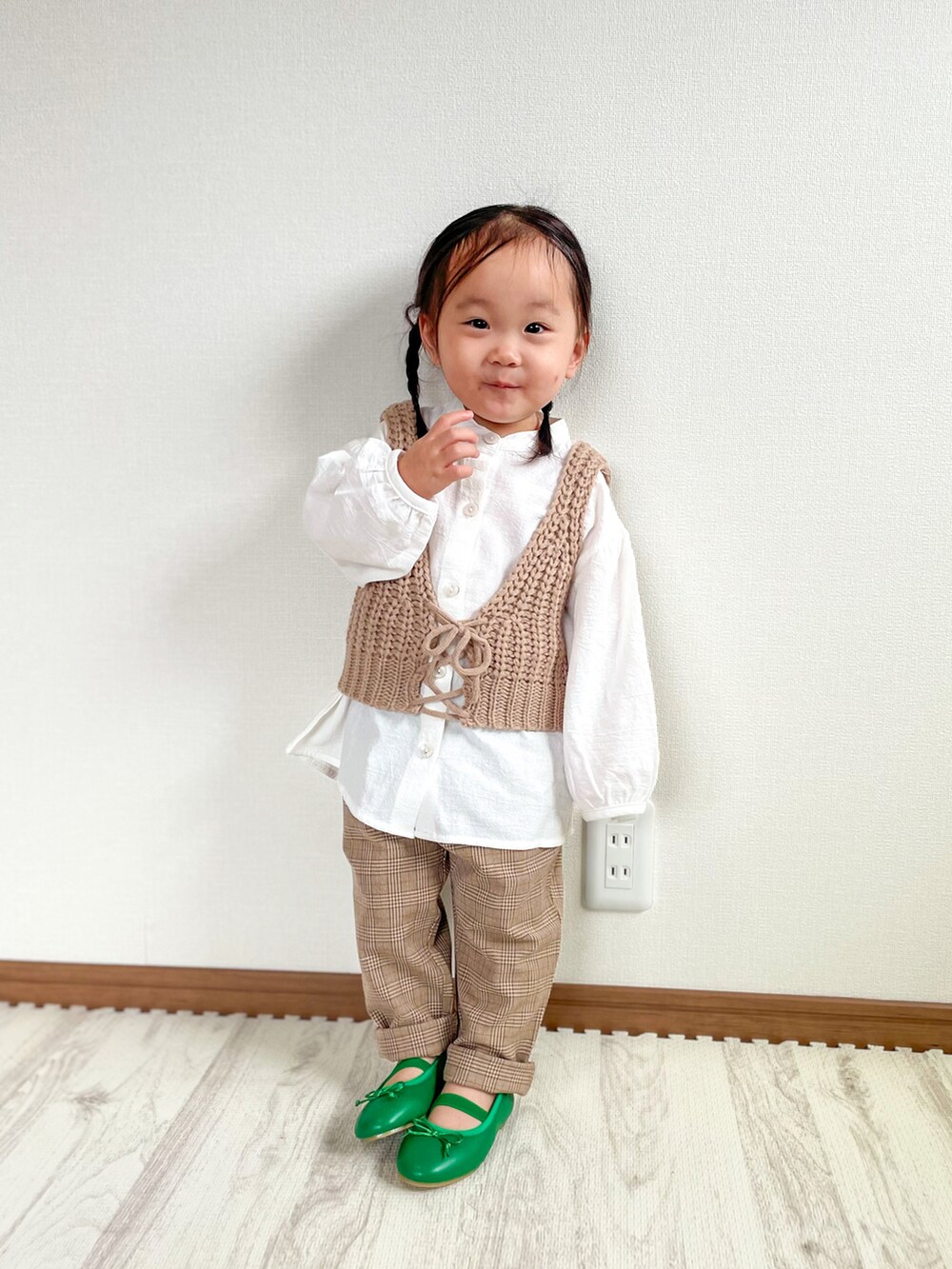 ホワイト系のシャツ/ブラウス、ベージュ系のパンツ、グリーン系のバレエシューズを着用したキッズの秋コーディネートの2枚目の写真
