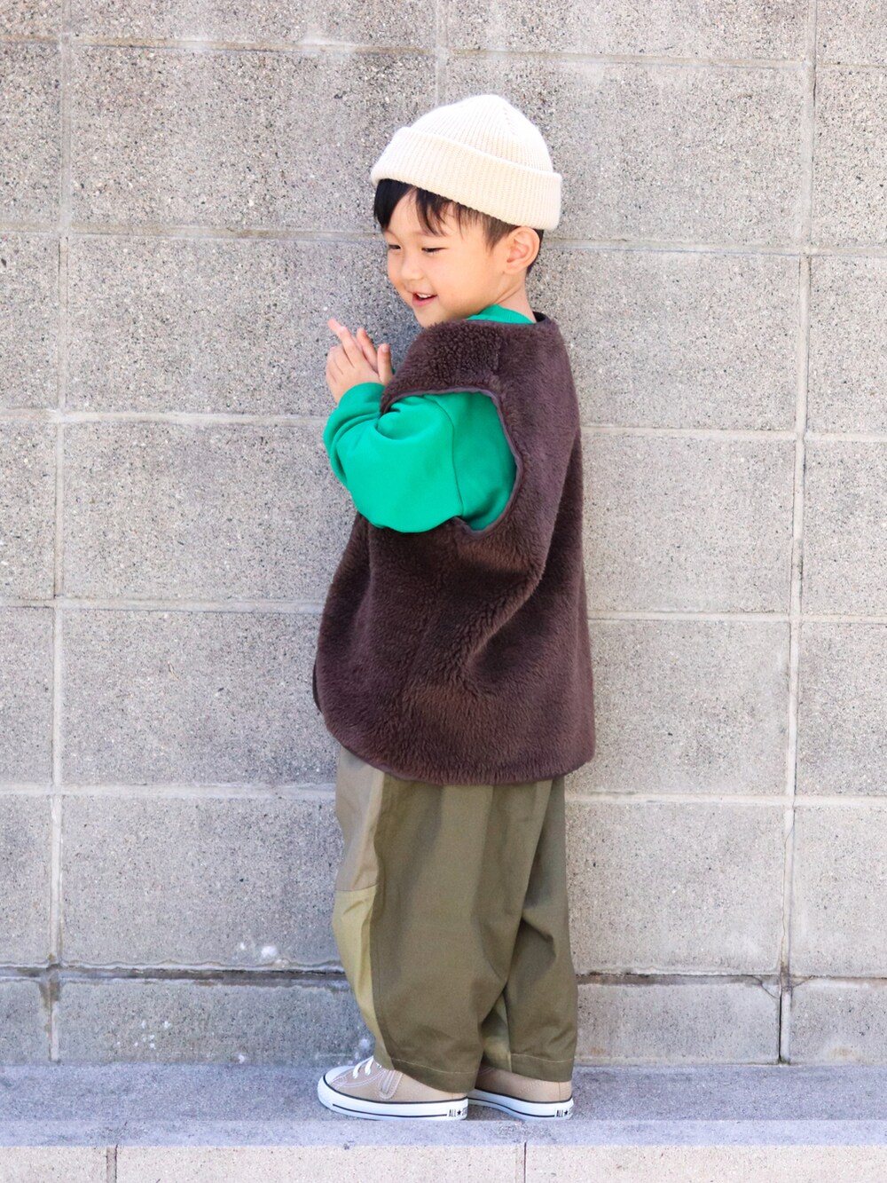グリーン系のスウェット、グリーン系のその他パンツ、ベージュ系のスニーカーを着用したキッズの秋コーディネートの3枚目の写真