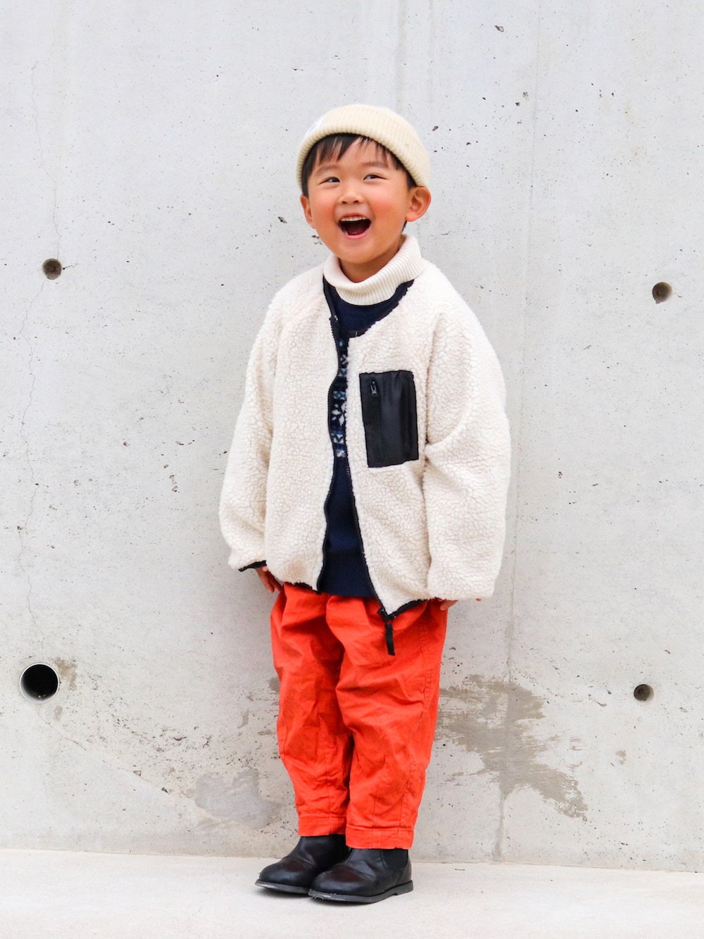 ホワイト系のその他アウター、ブルー系のニット/セーター、ホワイト系のニット/セーターを着用したキッズの冬コーディネートの2枚目の写真