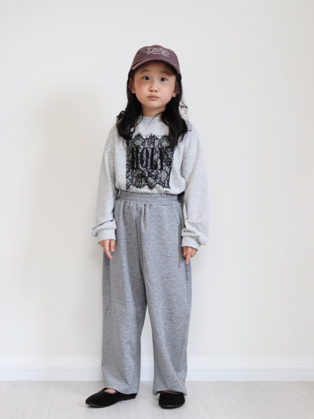 グレー系のTシャツ/カットソー、グレー系のスウェットパンツ、ブラウン系のシューズを着用したキッズの秋コーディネートの2枚目の写真