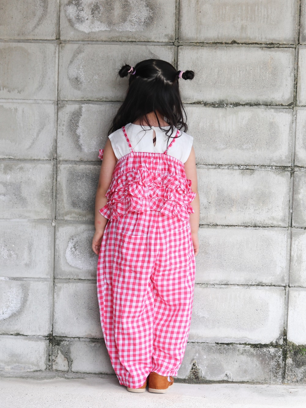 ピンク系のキャミソール、ピンク系のその他パンツ、ホワイト系のTシャツ/カットソーを着用したキッズの夏コーディネートの3枚目の写真