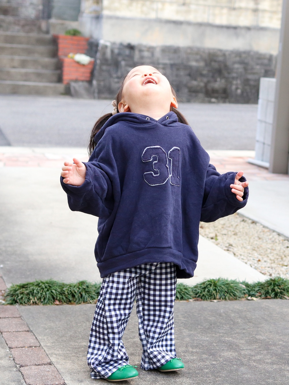 ブルー系のパーカー、その他のその他パンツ、グリーン系のバレエシューズを着用したキッズの冬コーディネートの4枚目の写真