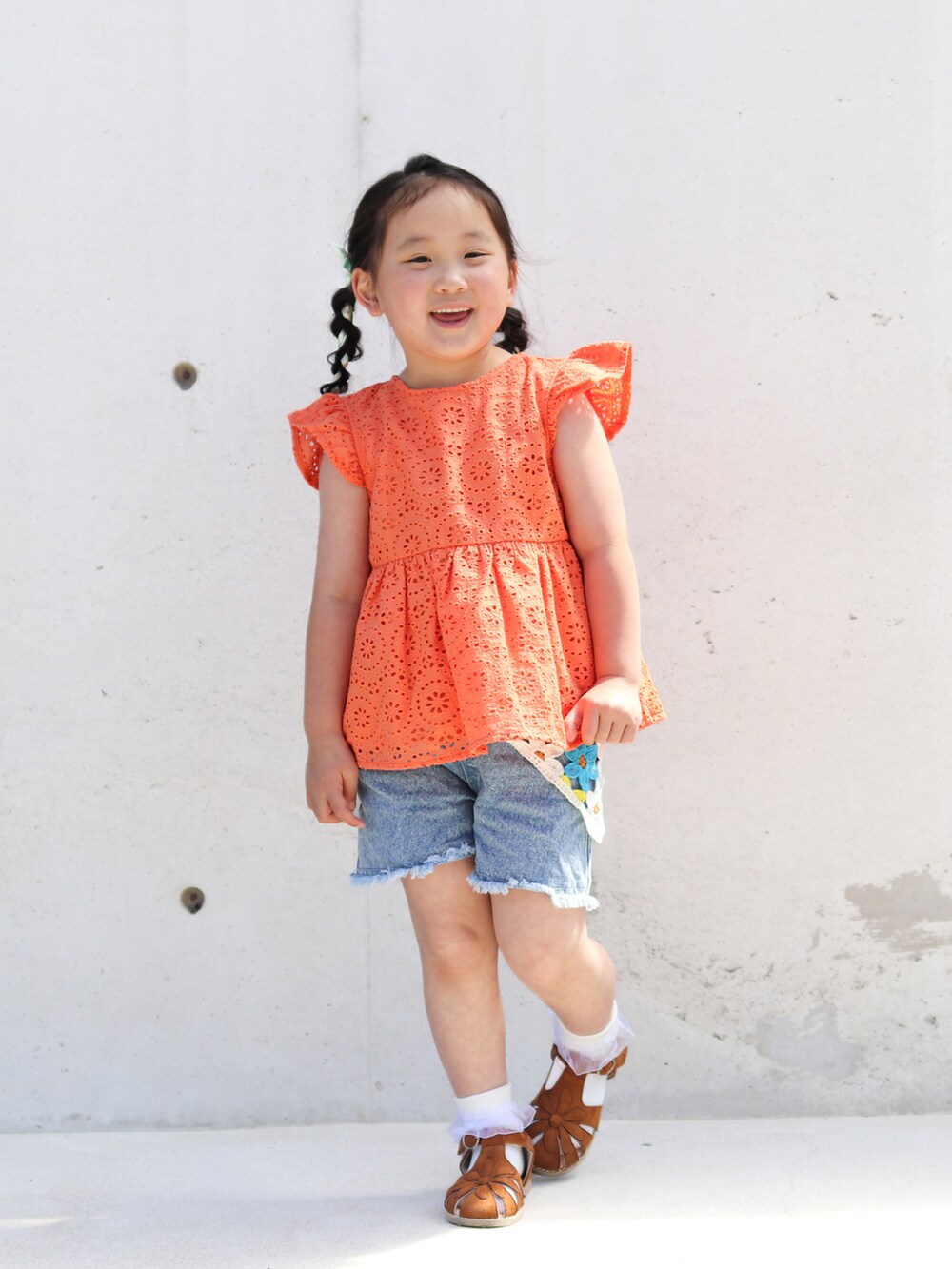 オレンジ系のシャツ/ブラウス、ブルー系のその他パンツ、イエロー系のサンダルを着用したキッズの春コーディネートの2枚目の写真