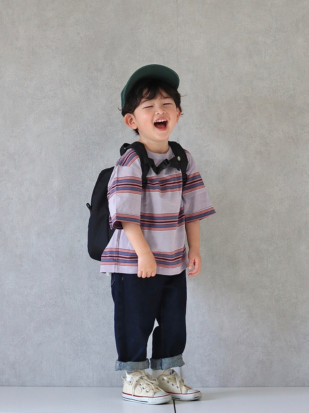 パープル系のTシャツ/カットソー、ブルー系のデニムパンツ、ホワイト系のスニーカーを着用したキッズの春コーディネートの3枚目の写真