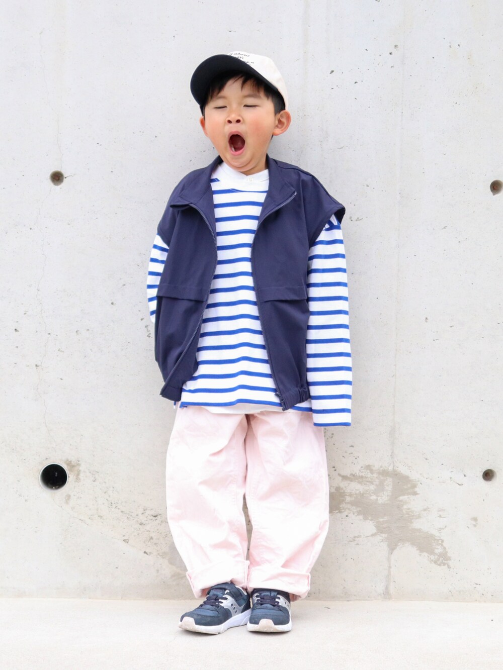 ブルー系のTシャツ/カットソー、ブルー系のベスト、ピンク系のパンツを着用したキッズの春コーディネートの2枚目の写真