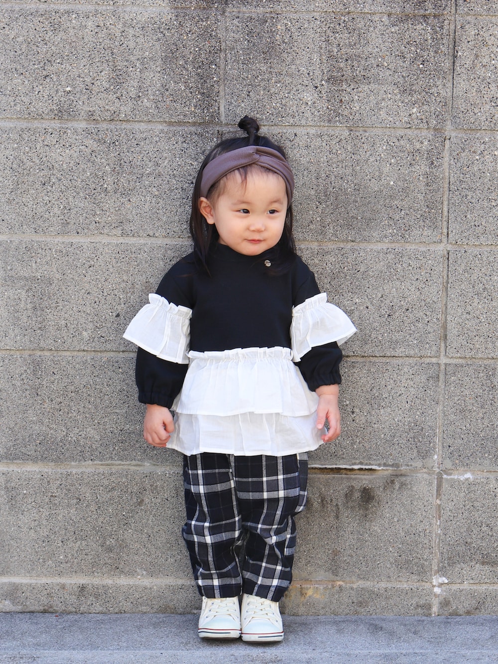 その他のスウェット、ブラック系のその他パンツ、ホワイト系のスニーカーを着用したキッズの秋コーディネートの2枚目の写真