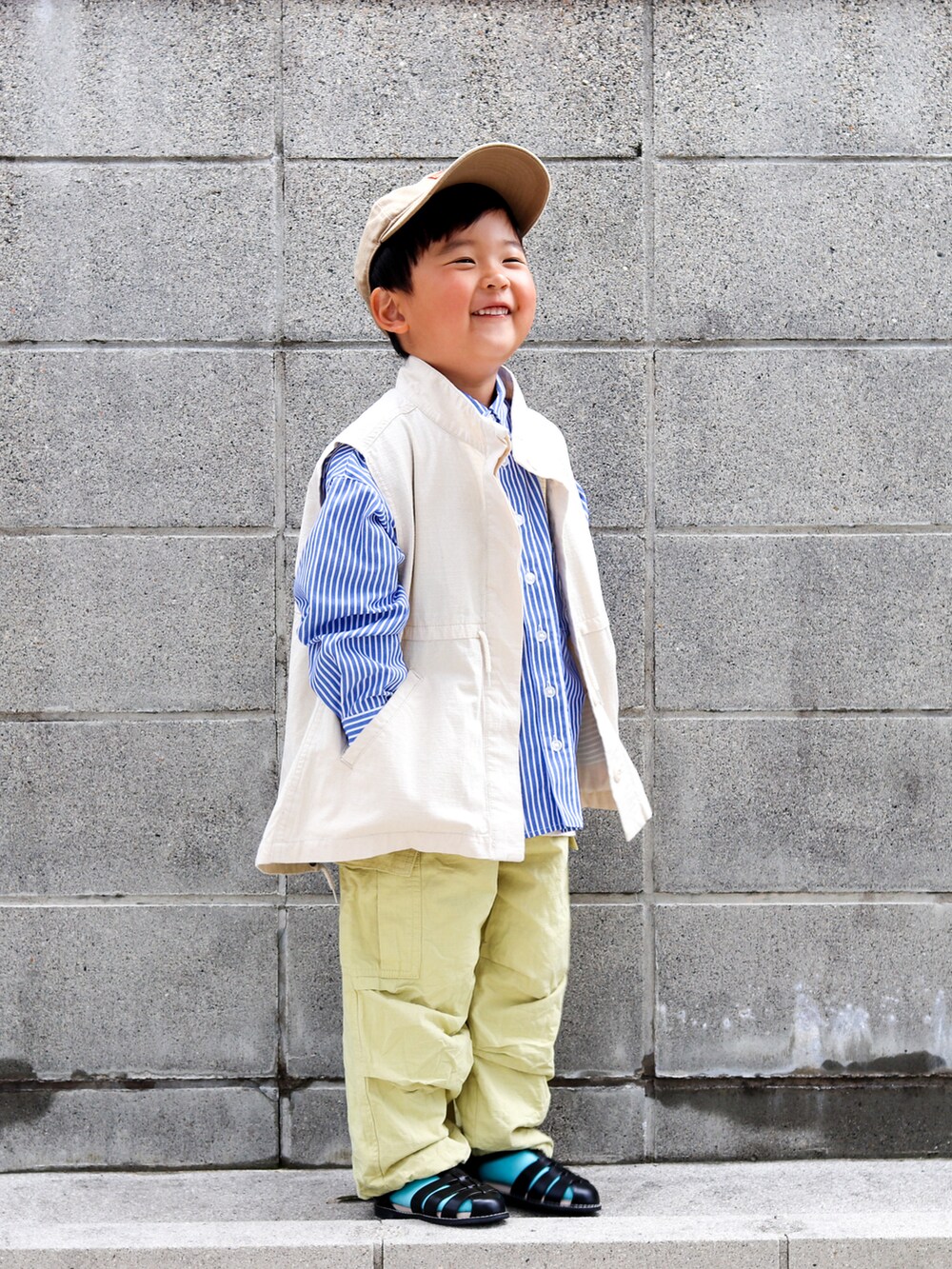 「ベスト、キャップ、シャツスタイル、レイヤードスタイル、カーゴパンツ、グルカサンダル、休日スタイル、シンプルコーデ、カジュアルコーデ、ビッグシルエット、ストリート、春夏コーデ」|「UNIVERSAL OVERALLの【キッズ】UNIVERSAL OVERALL ツイルキャップ(キャップ、ベージュ系)」を使った、yuto@airiさん(キッズ・100cm)の春コーディネートの3枚目の写真