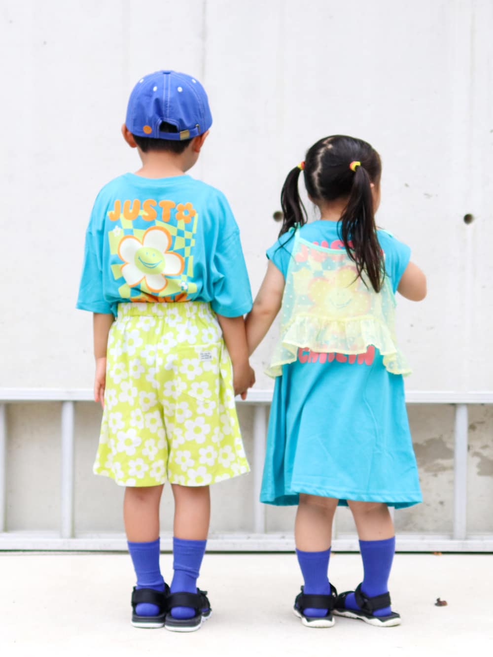ブルー系のTシャツ/カットソー、グリーン系のその他パンツ、ブルー系のワンピースを着用したキッズの夏コーディネートの3枚目の写真