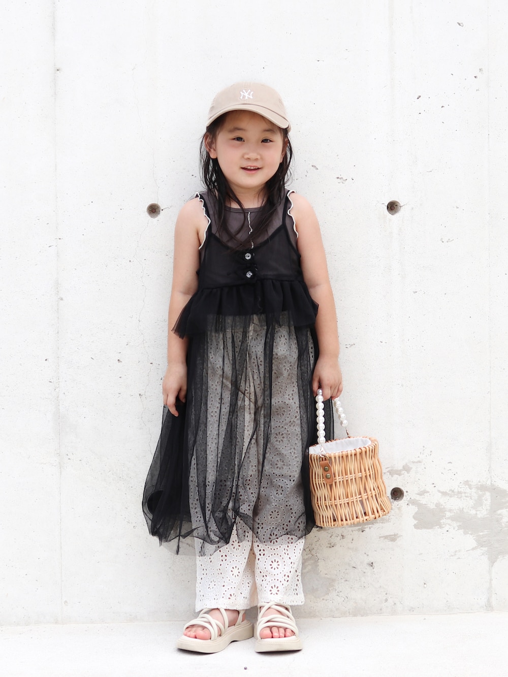 グレー系のタンクトップ、ホワイト系のその他パンツ、ブラック系のワンピースを着用したキッズの夏コーディネートの2枚目の写真