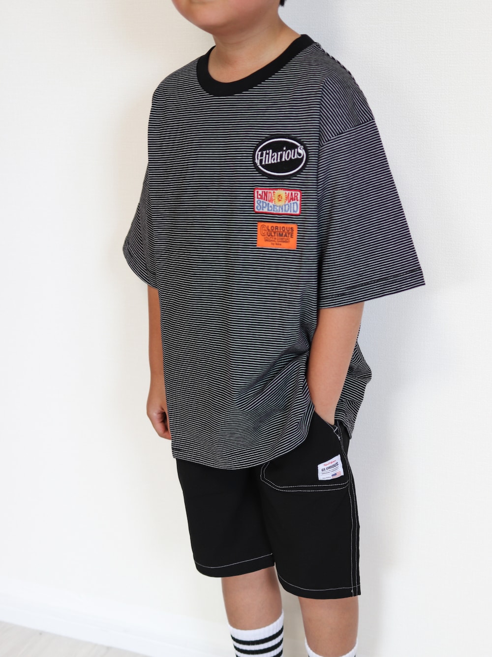 ブラック系のその他パンツ、ブルー系のTシャツ/カットソー、ベージュ系のスニーカーを着用したキッズの夏コーディネートの4枚目の写真