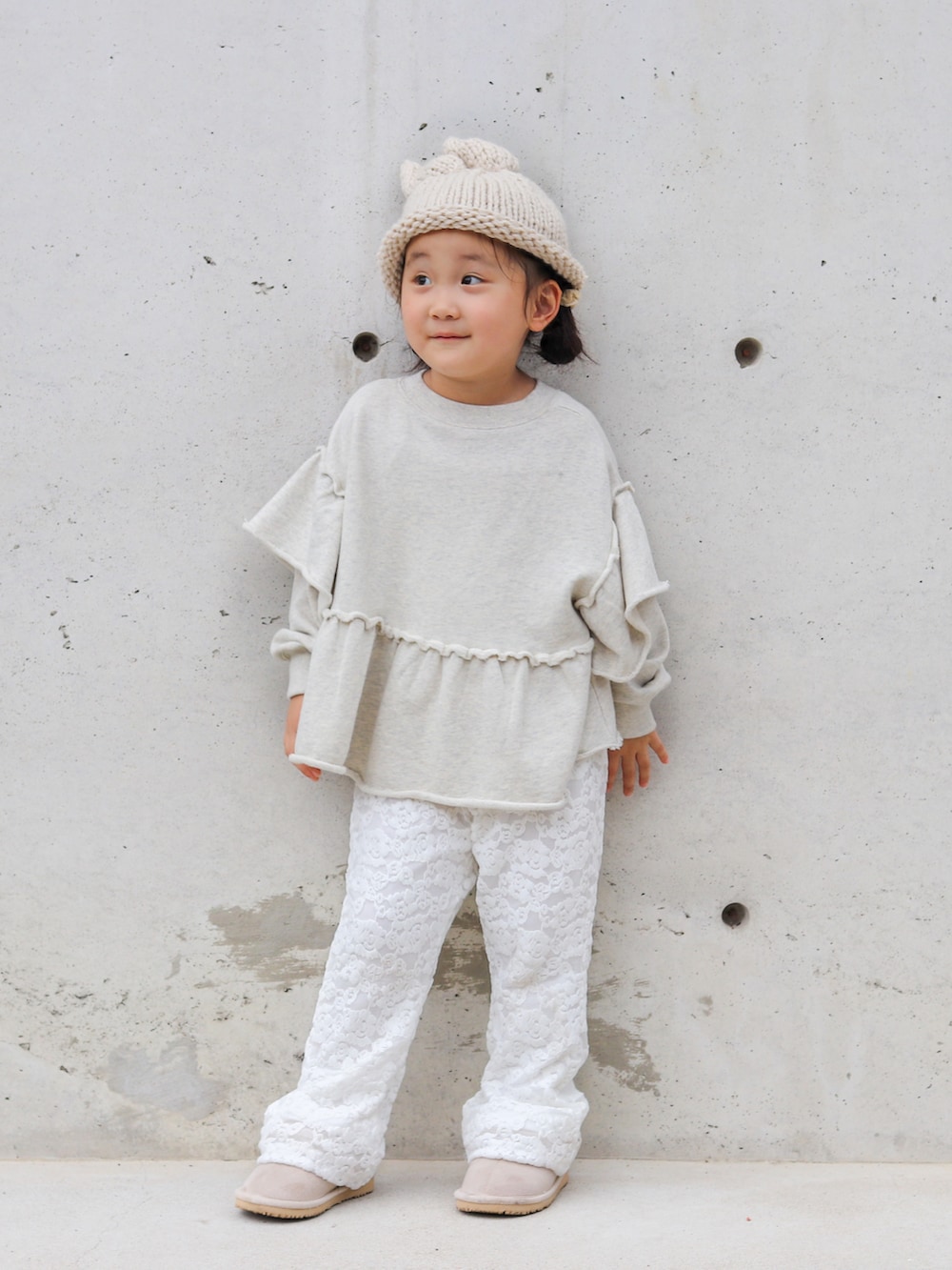 グレー系のスウェット、ホワイト系のその他パンツ、ベージュ系のブーツを着用したキッズの秋コーディネートの5枚目の写真