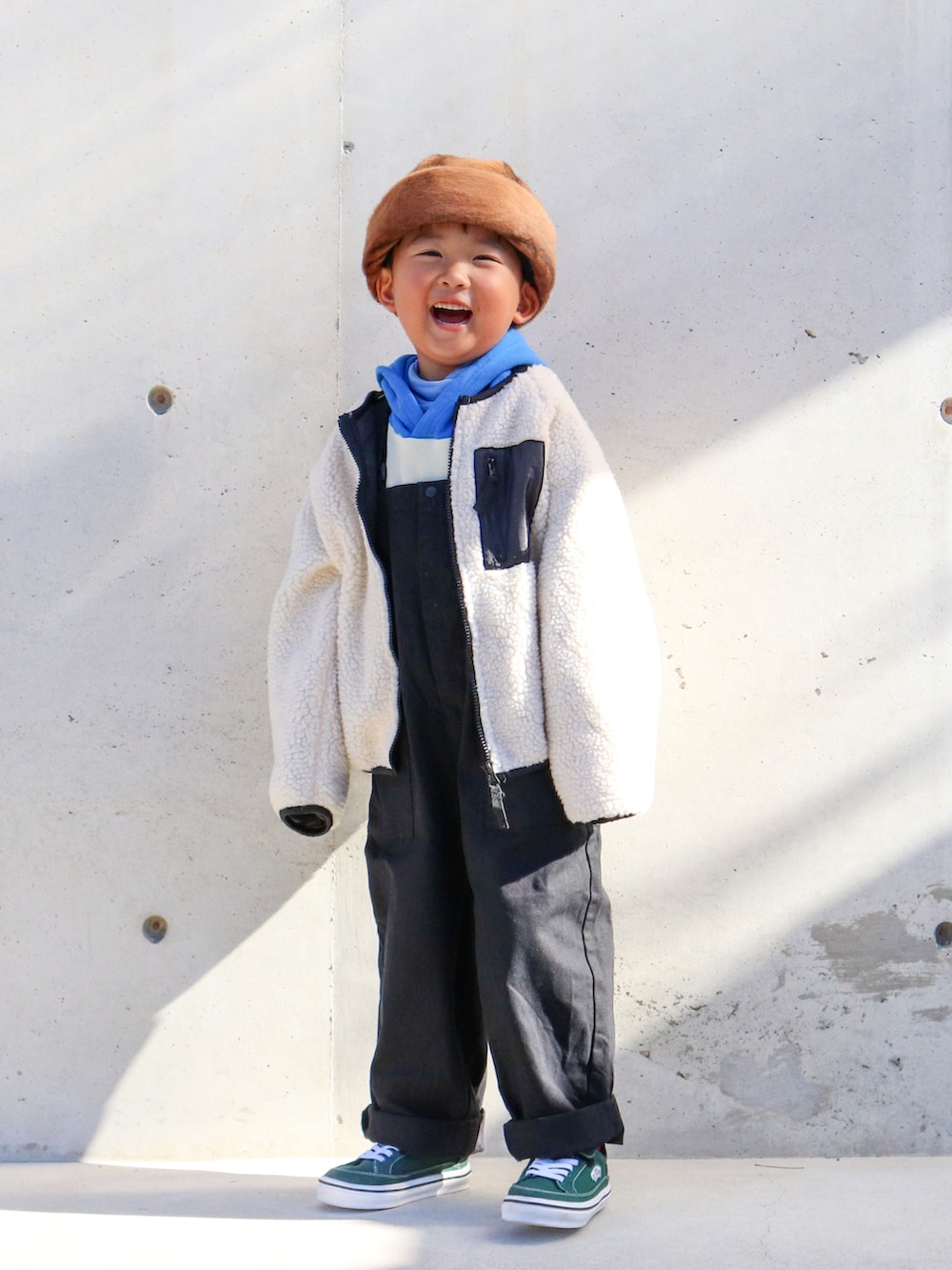 ホワイト系のその他アウター、ホワイト系のパーカー、ブルー系のTシャツ/カットソーを着用したキッズの冬コーディネートの2枚目の写真