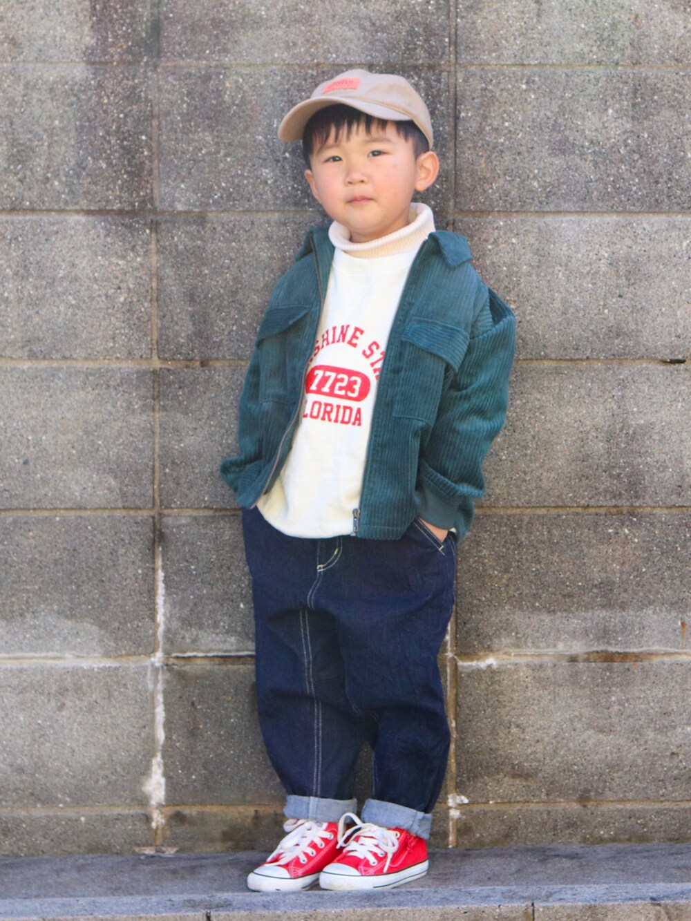 グリーン系のその他アウター、ホワイト系のスウェット、ホワイト系のニット/セーターを着用したキッズの冬コーディネートの2枚目の写真