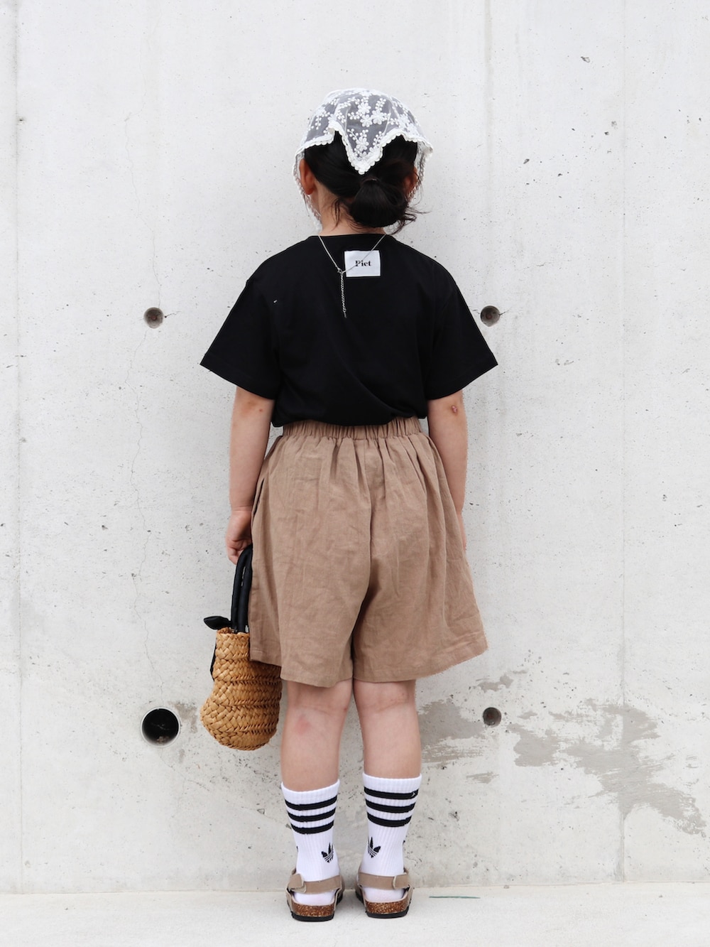ベージュ系のその他パンツ、ベージュ系のサンダル、ブラック系のTシャツ/カットソーを着用したキッズの夏コーディネートの3枚目の写真