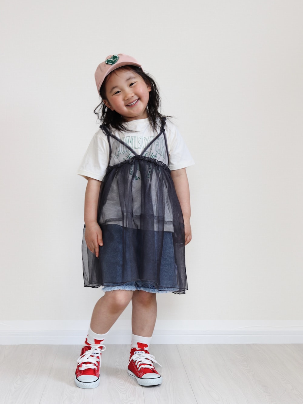 グレー系のTシャツ/カットソー、レッド系のスニーカー、ブルー系のその他パンツを着用したキッズの春コーディネートの2枚目の写真