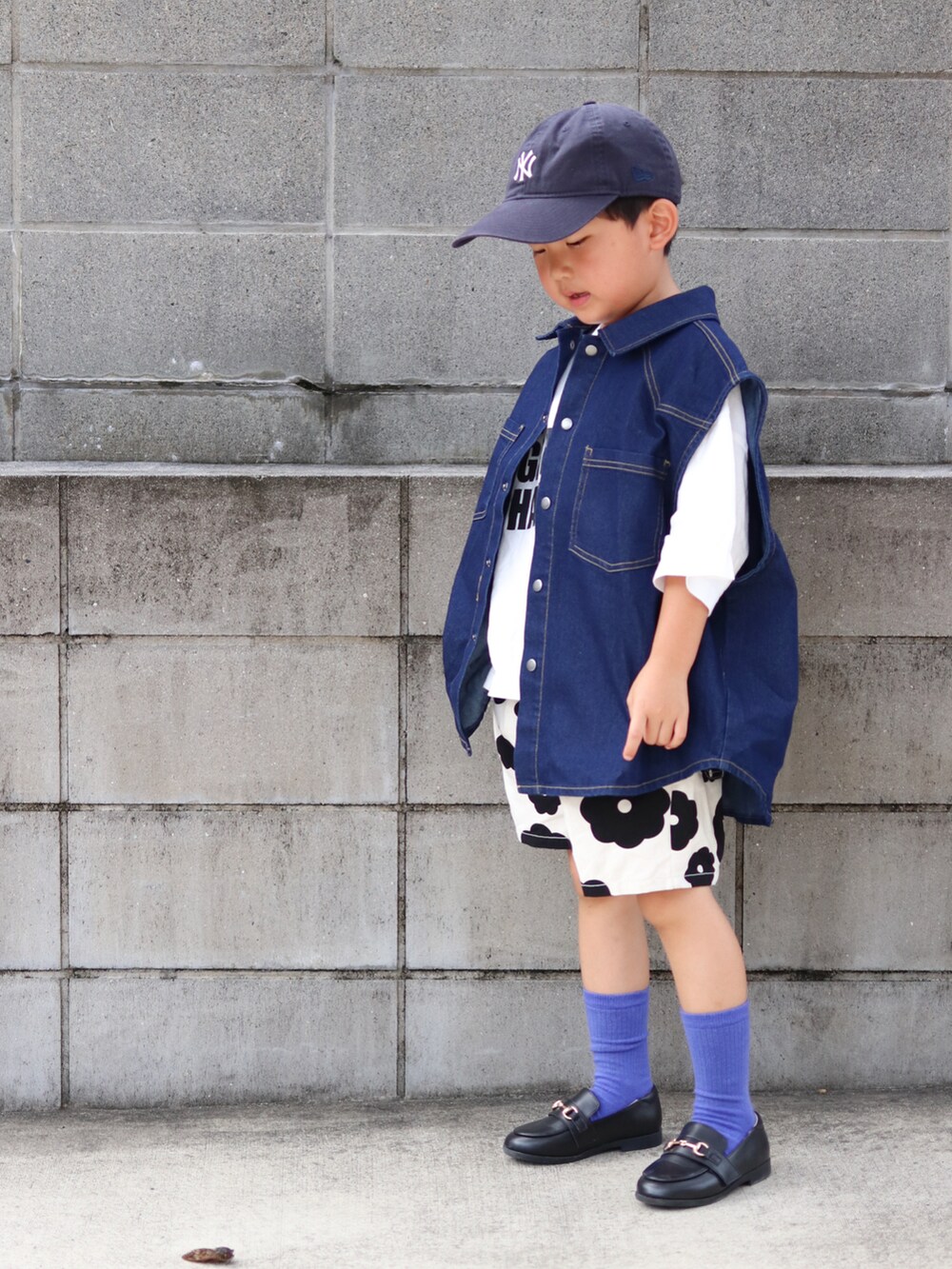 ホワイト系のTシャツ/カットソー、ブルー系のベスト、ホワイト系のその他パンツを着用したキッズの夏コーディネートの2枚目の写真