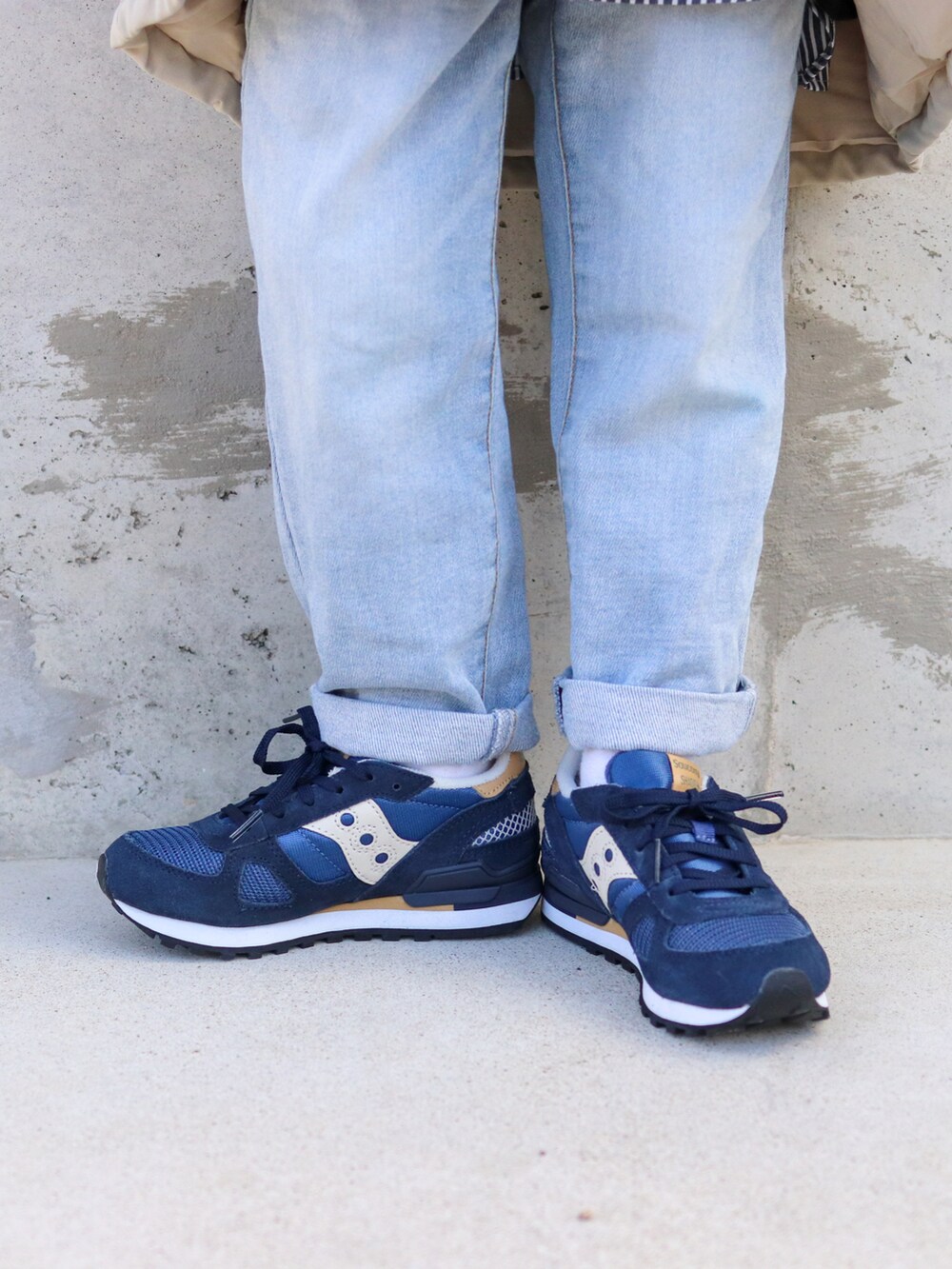 ベージュ系のMA-1、ブラック系のスウェット、ブラック系のシャツ/ブラウスを着用したキッズの冬コーディネートの3枚目の写真