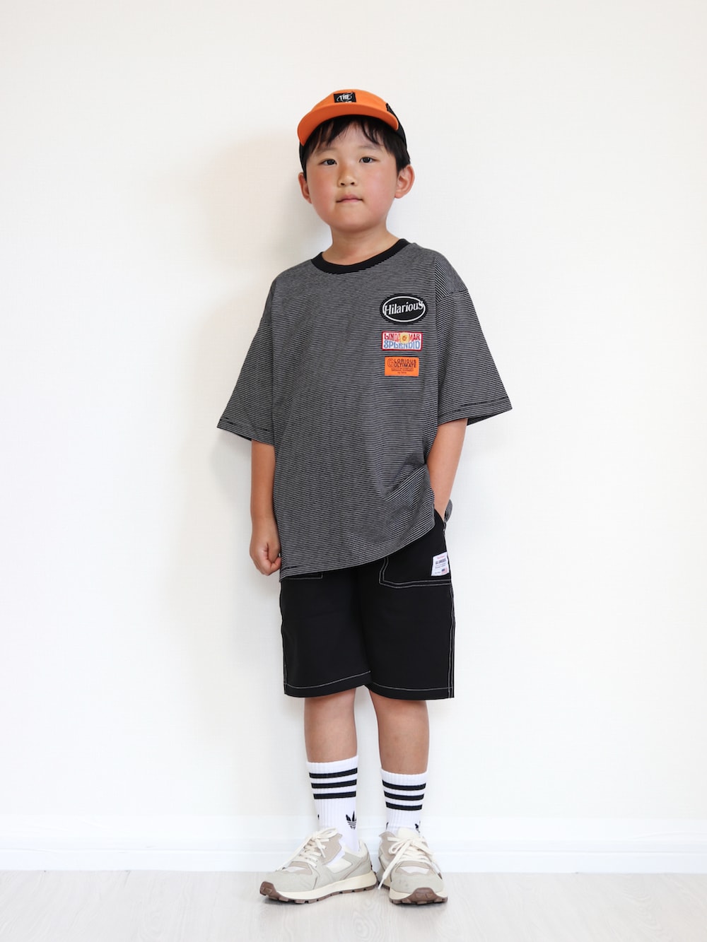 ブラック系のその他パンツ、ブルー系のTシャツ/カットソー、ベージュ系のスニーカーを着用したキッズの夏コーディネートの2枚目の写真