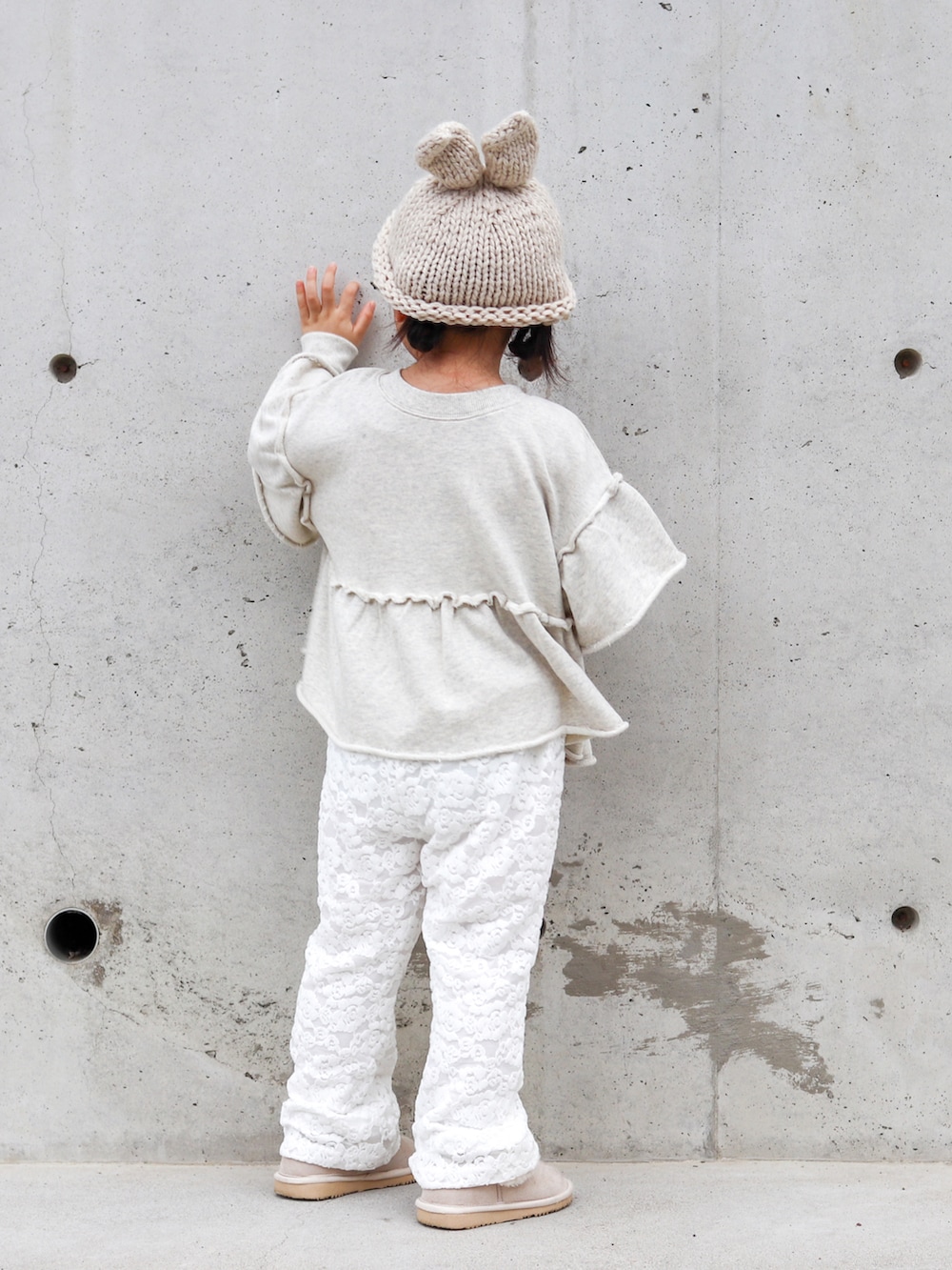 グレー系のスウェット、ホワイト系のその他パンツ、ベージュ系のブーツを着用したキッズの秋コーディネートの4枚目の写真