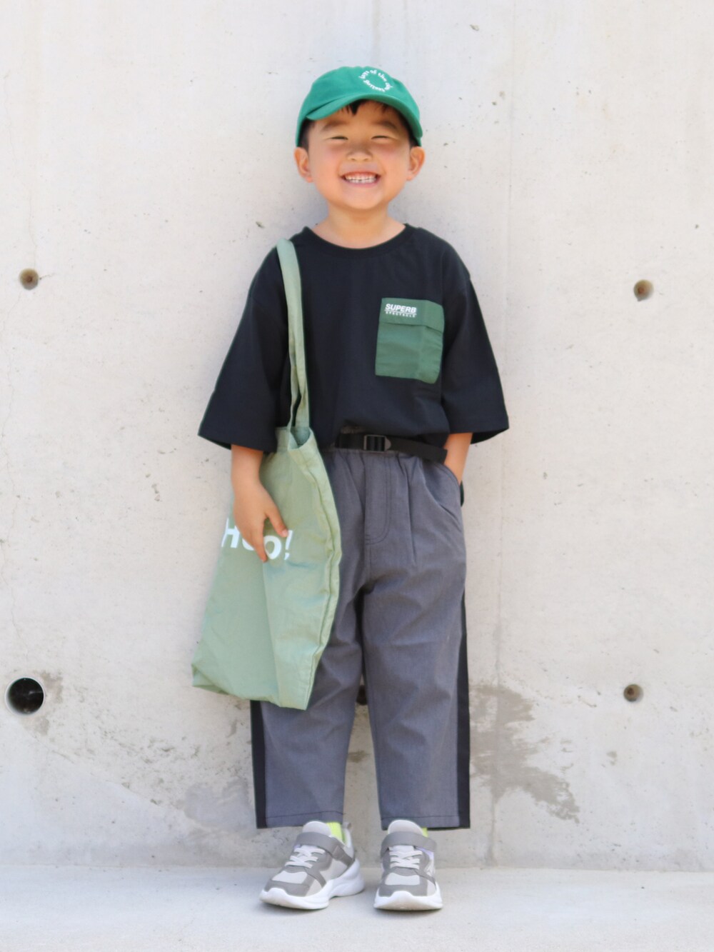 ブラック系のTシャツ/カットソー、グレー系のその他パンツ、グリーン系のトートバッグを着用したキッズの夏コーディネートの2枚目の写真