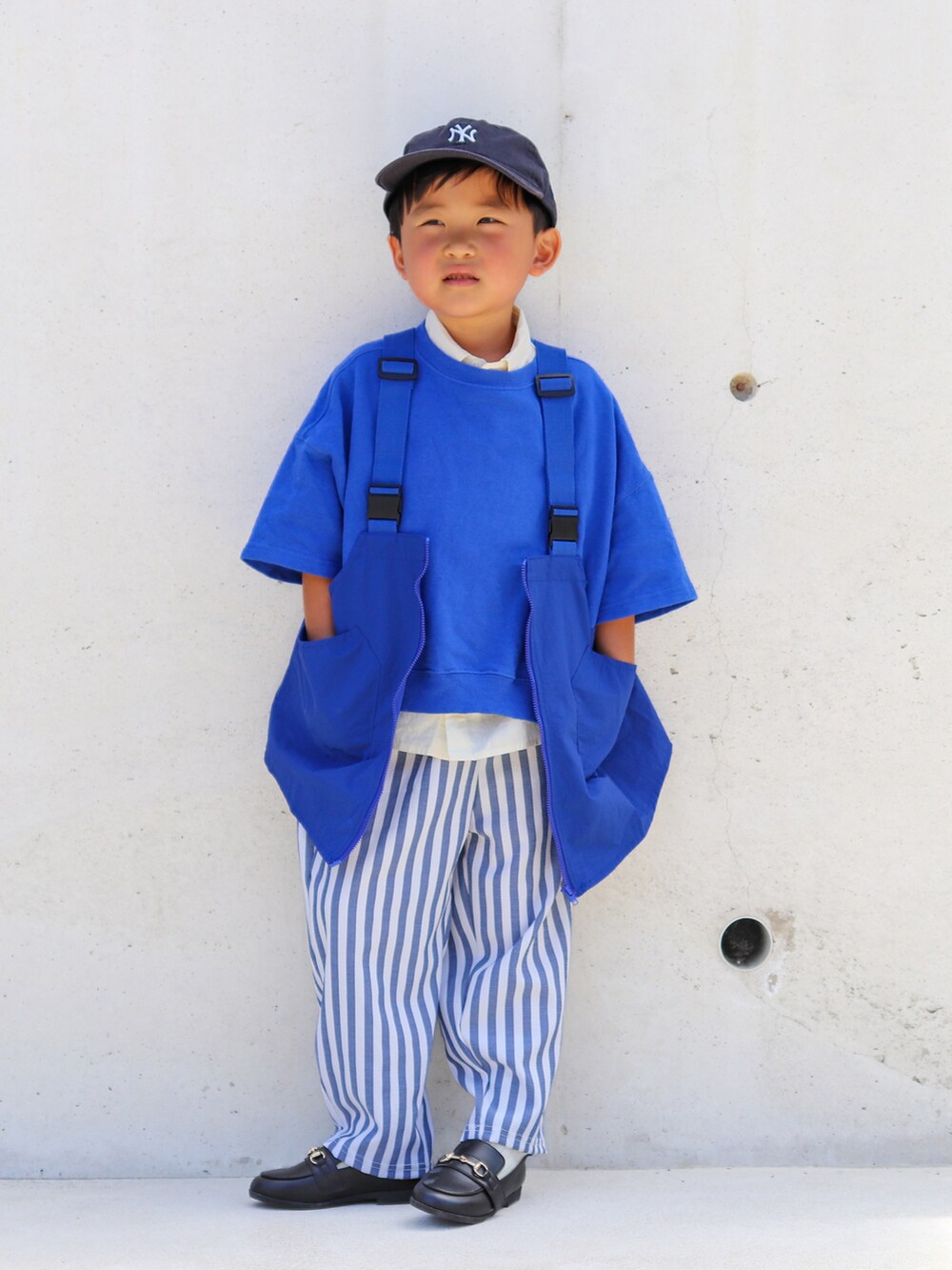 ブルー系のTシャツ/カットソー、ホワイト系のシャツ/ブラウス、ブルー系のベストを着用したキッズの夏コーディネートの2枚目の写真
