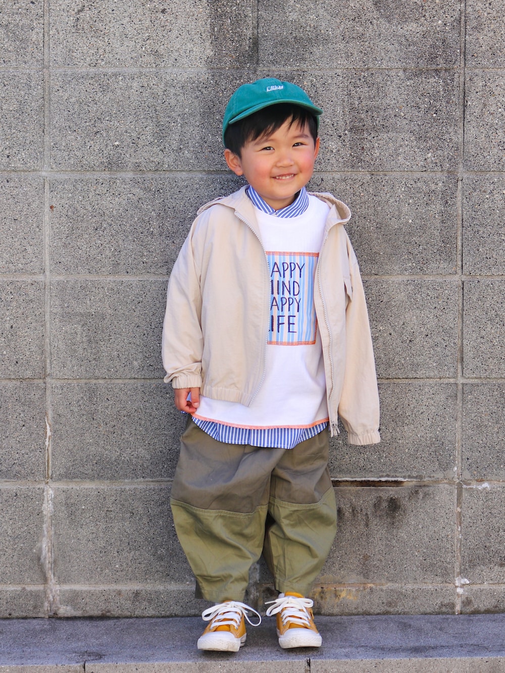 ベージュ系のナイロンジャケット、ブルー系のTシャツ/カットソー、ブルー系のシャツ/ブラウスを着用したキッズの冬コーディネートの2枚目の写真