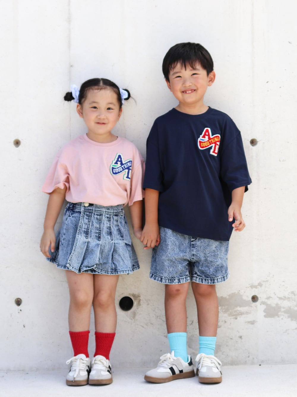 ブルー系のデニムパンツ、ホワイト系のスニーカー、ホワイト系のスニーカーを着用したキッズの夏コーディネートの4枚目の写真