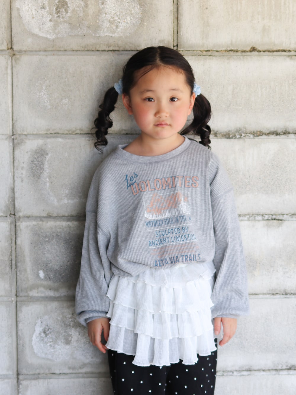 ブルー系のカーゴパンツ、ブルー系のボディバッグ/ウエストポーチ、ベージュ系のサンダルを着用したキッズの春コーディネートの4枚目の写真