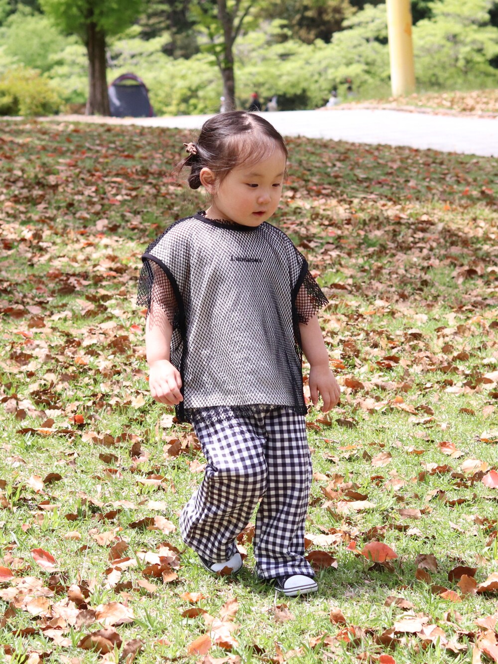 ピンク系のTシャツ/カットソー、ブラック系のベスト、その他のその他パンツを着用したキッズの春コーディネートの3枚目の写真