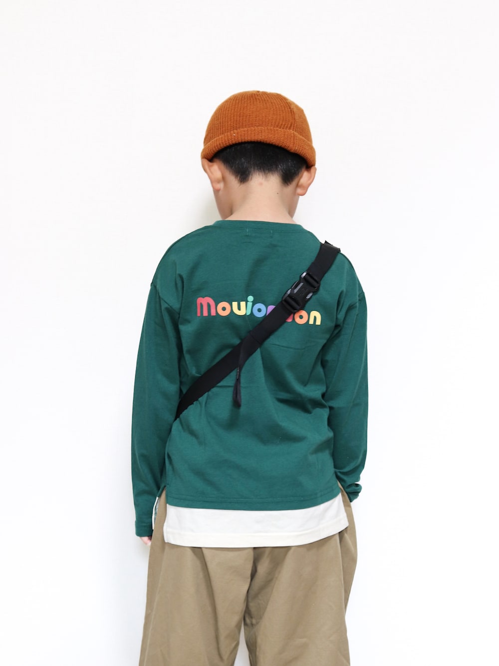 ホワイト系のスニーカー、グリーン系のTシャツ/カットソー、ベージュ系のその他パンツを着用したキッズの秋コーディネートの5枚目の写真