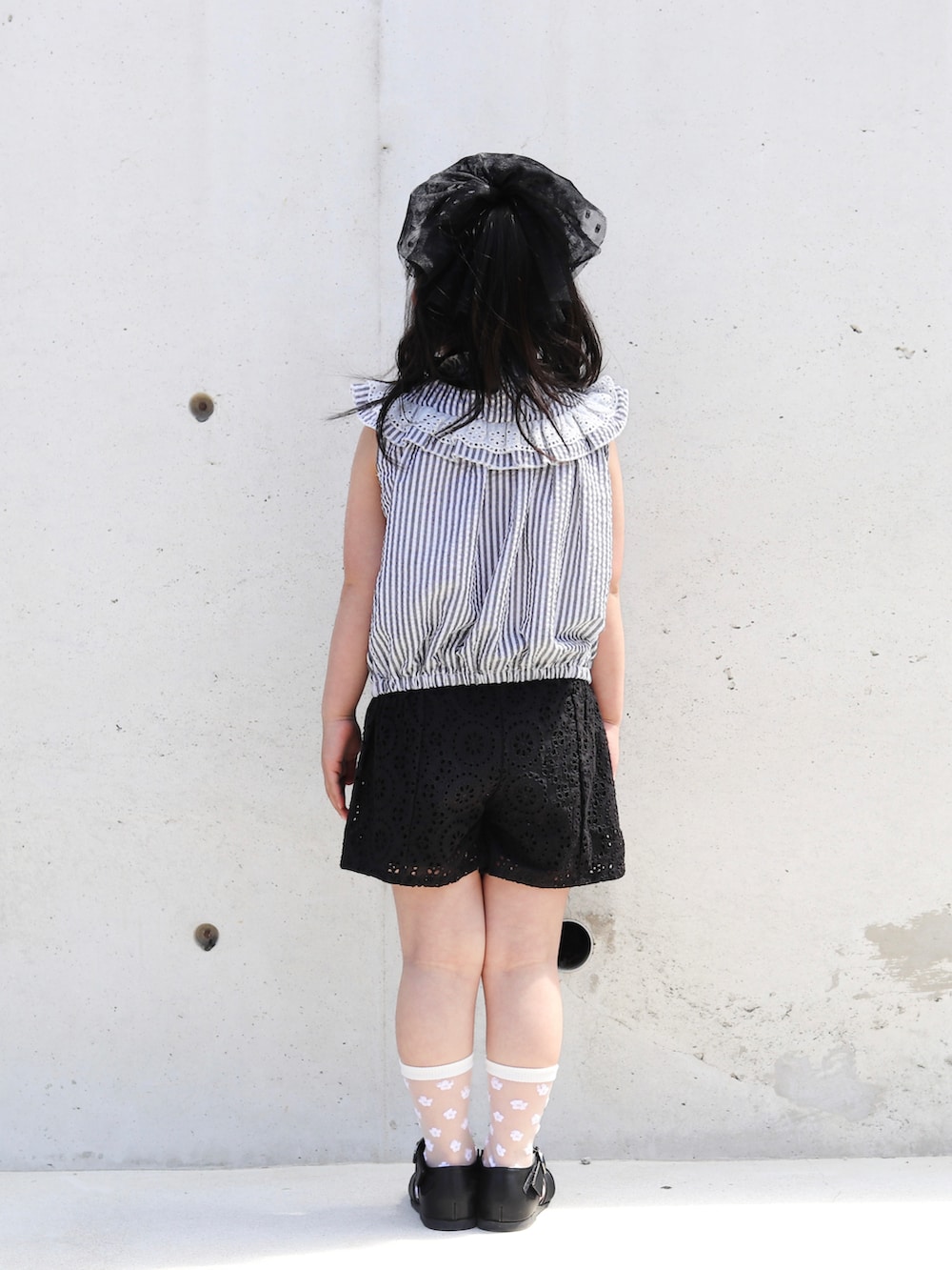 ブラック系のシャツ/ブラウス、ブラック系のその他パンツ、ブラック系のサンダルを着用したキッズの春コーディネートの4枚目の写真