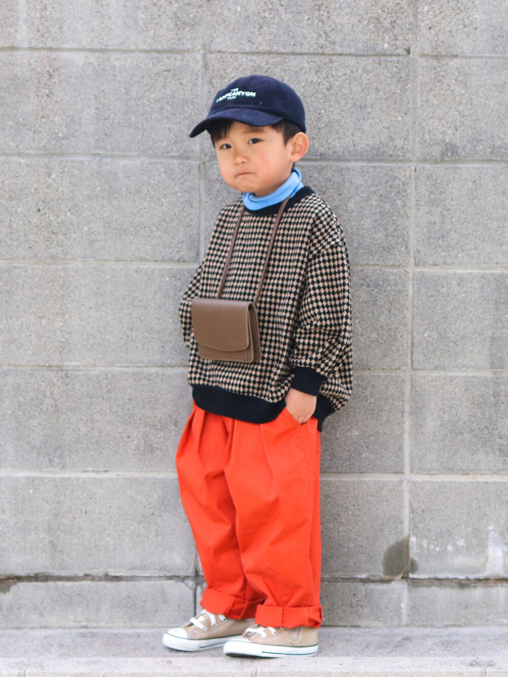 ベージュ系のTシャツ/カットソー、ブルー系のTシャツ/カットソー、ベージュ系のスニーカーを着用したキッズの冬コーディネートの3枚目の写真