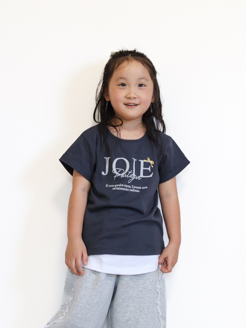 グレー系のTシャツ/カットソー、グレー系のスウェットパンツ、ブラック系のスニーカーを着用したキッズの秋コーディネートの3枚目の写真