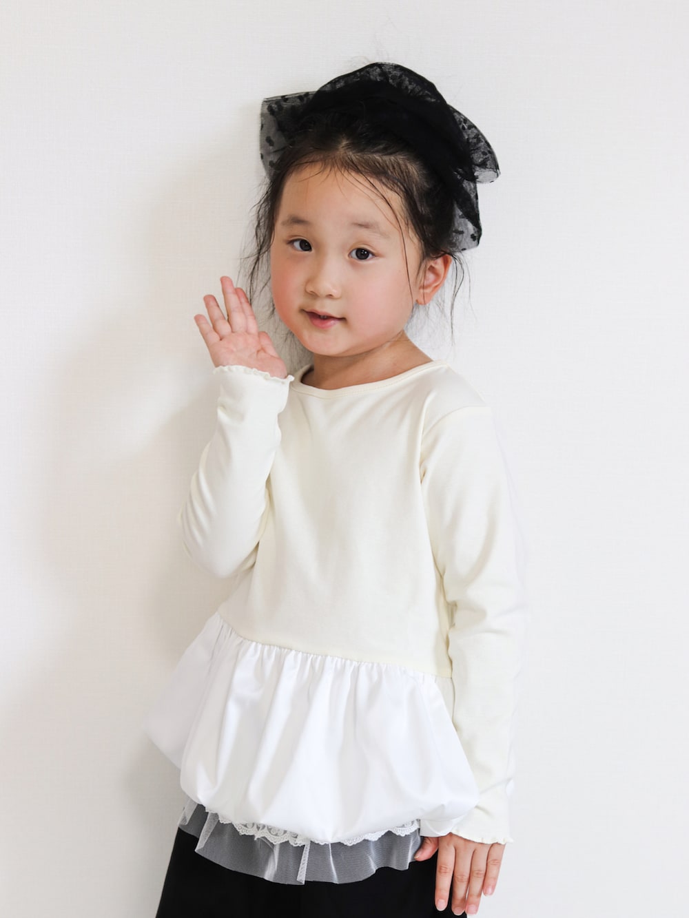 レッド系のスニーカー、ホワイト系のTシャツ/カットソー、ブラック系のスウェットパンツを着用したキッズの夏コーディネートの2枚目の写真