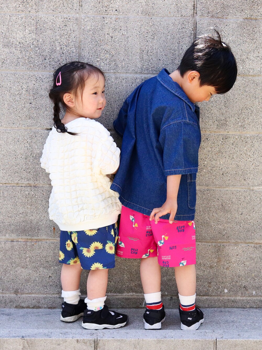 ブルー系のその他パンツ、レッド系のその他パンツ、ホワイト系のTシャツ/カットソーを着用したキッズの春コーディネートの4枚目の写真